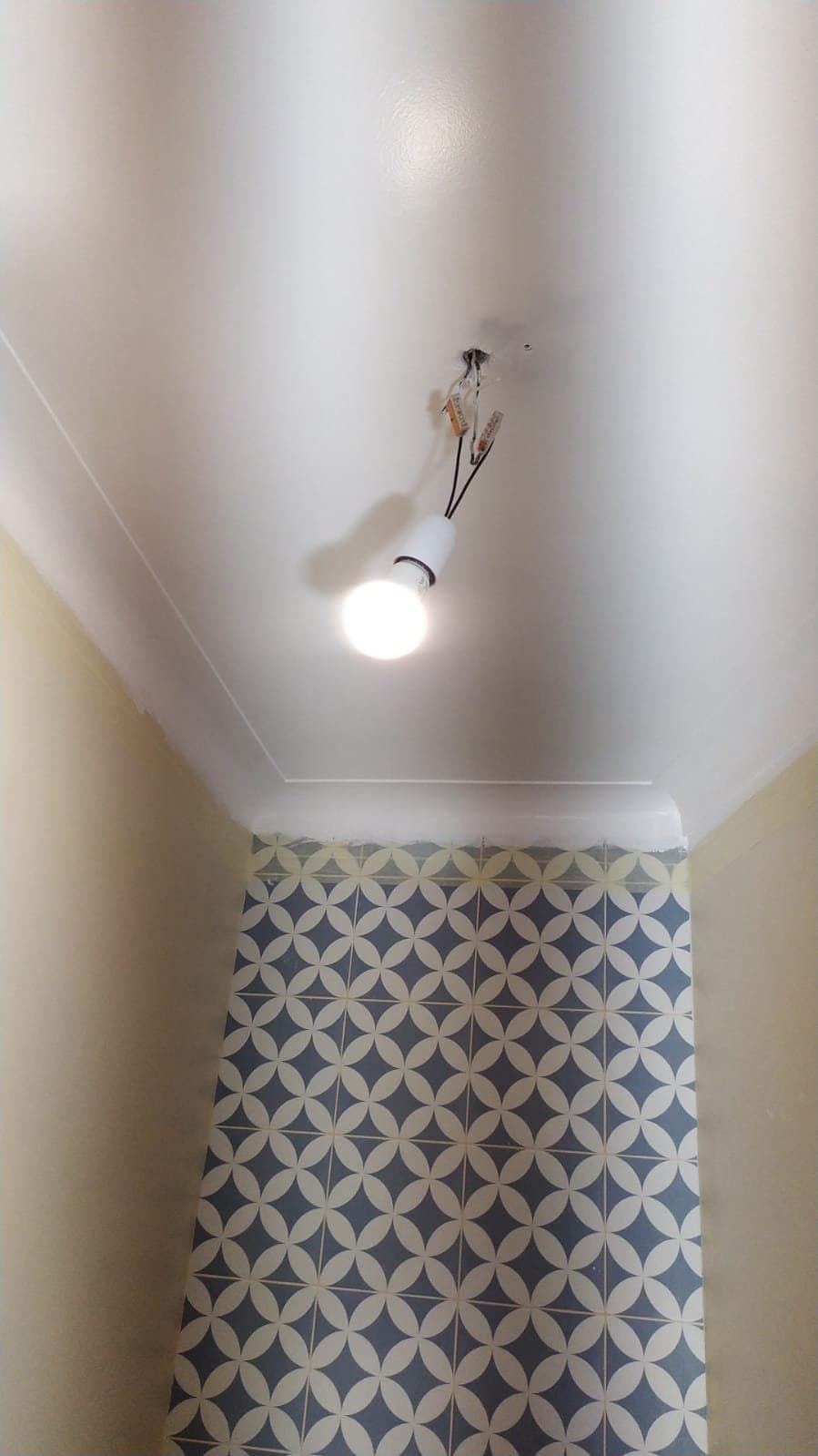 Ponto de luz sobre o azulejo