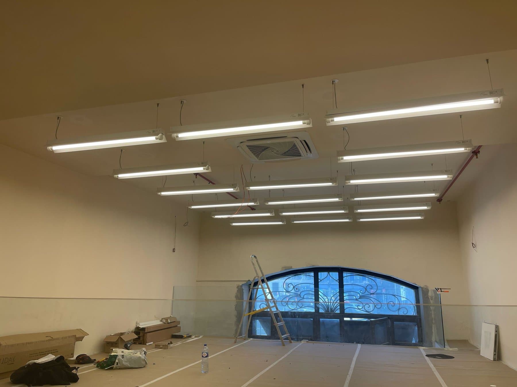 Linhas contínuas de LED na sala principal