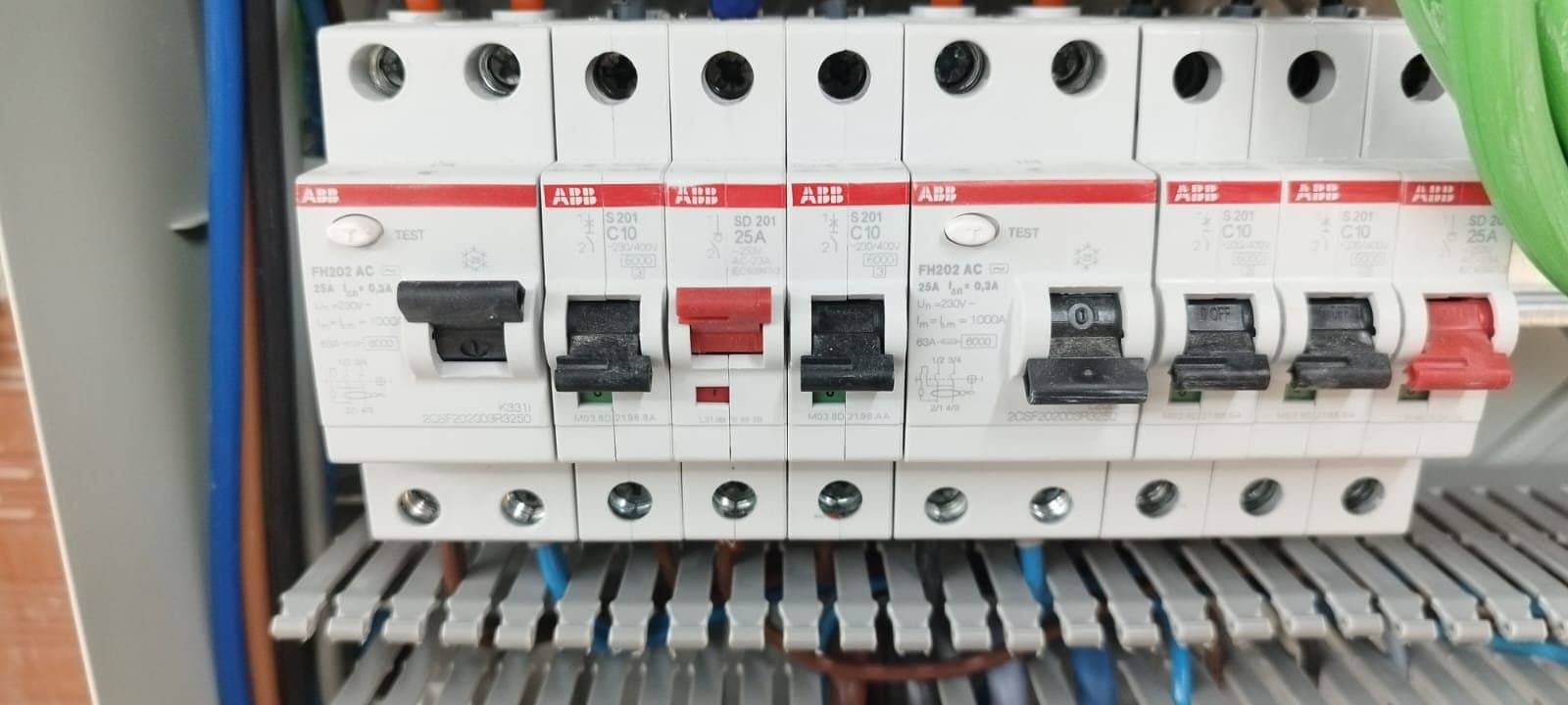Proteções montadas em fila