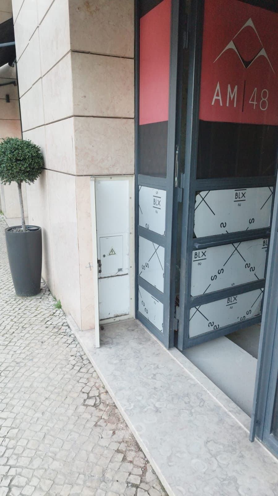 Portinholas na fachada do edifício