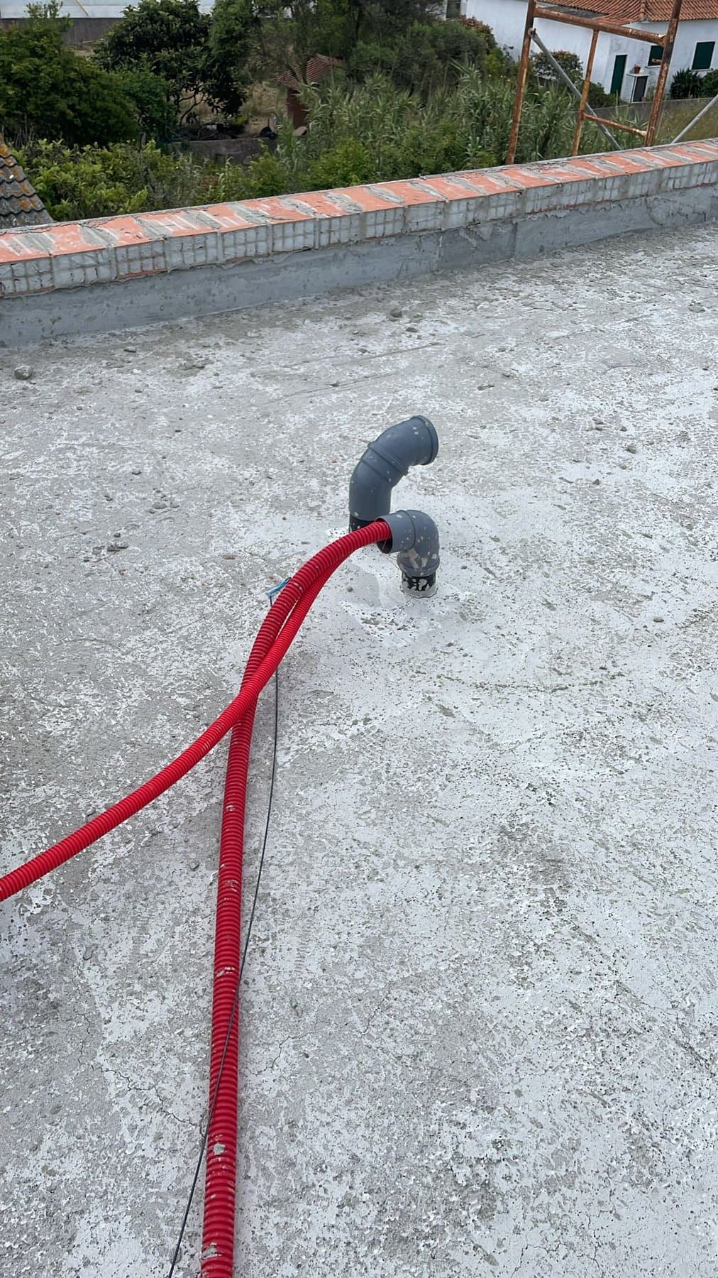Tubagem a sair da laje, deixada à espera