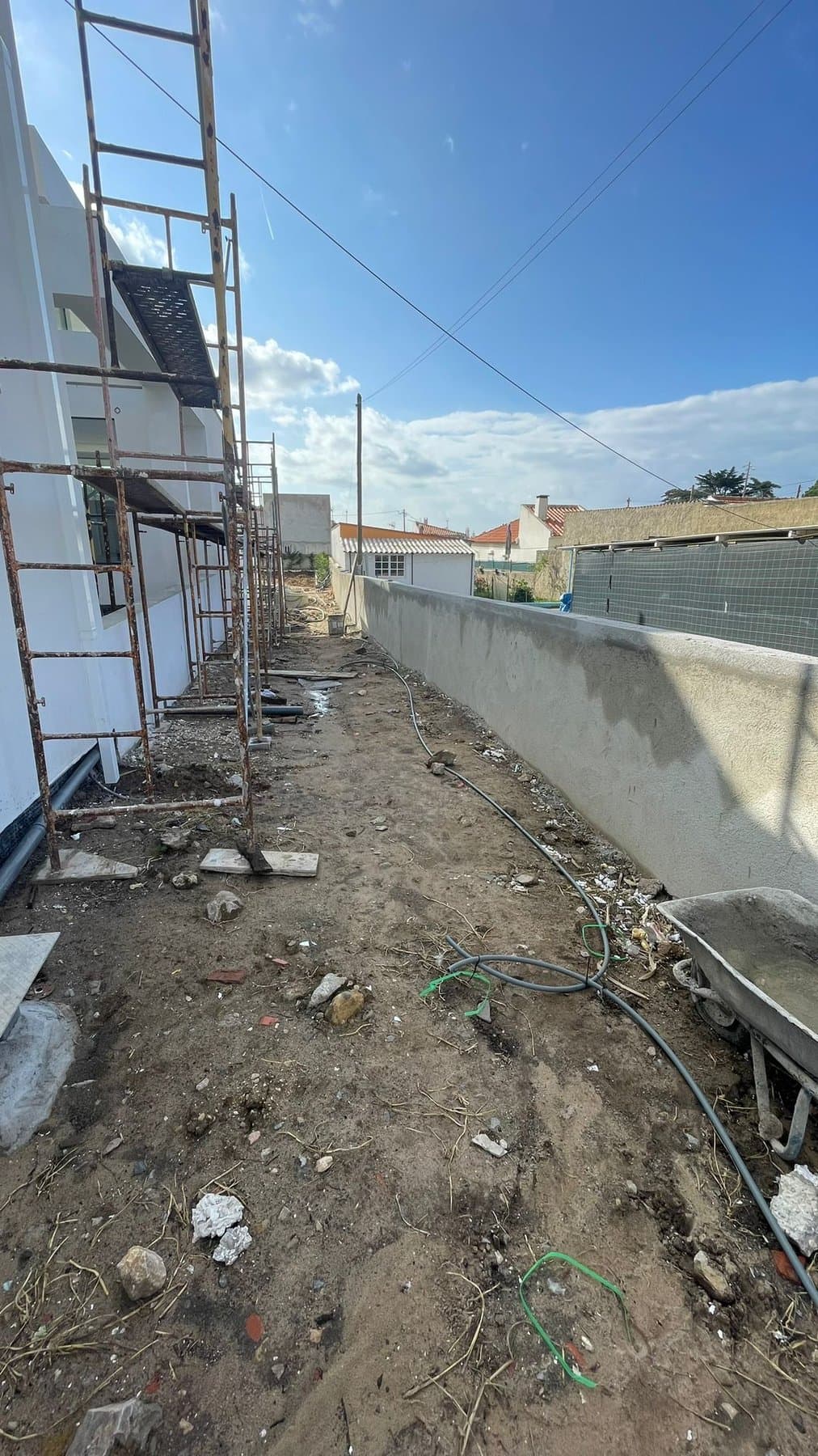 Fachada durante a fase de acabamentos