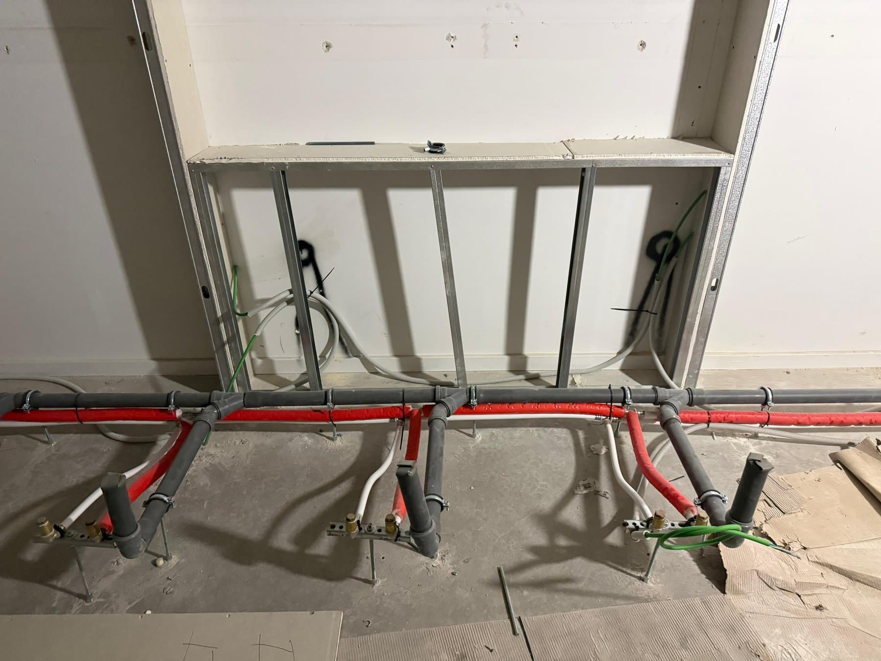 Cable tray and fire main at ceiling level