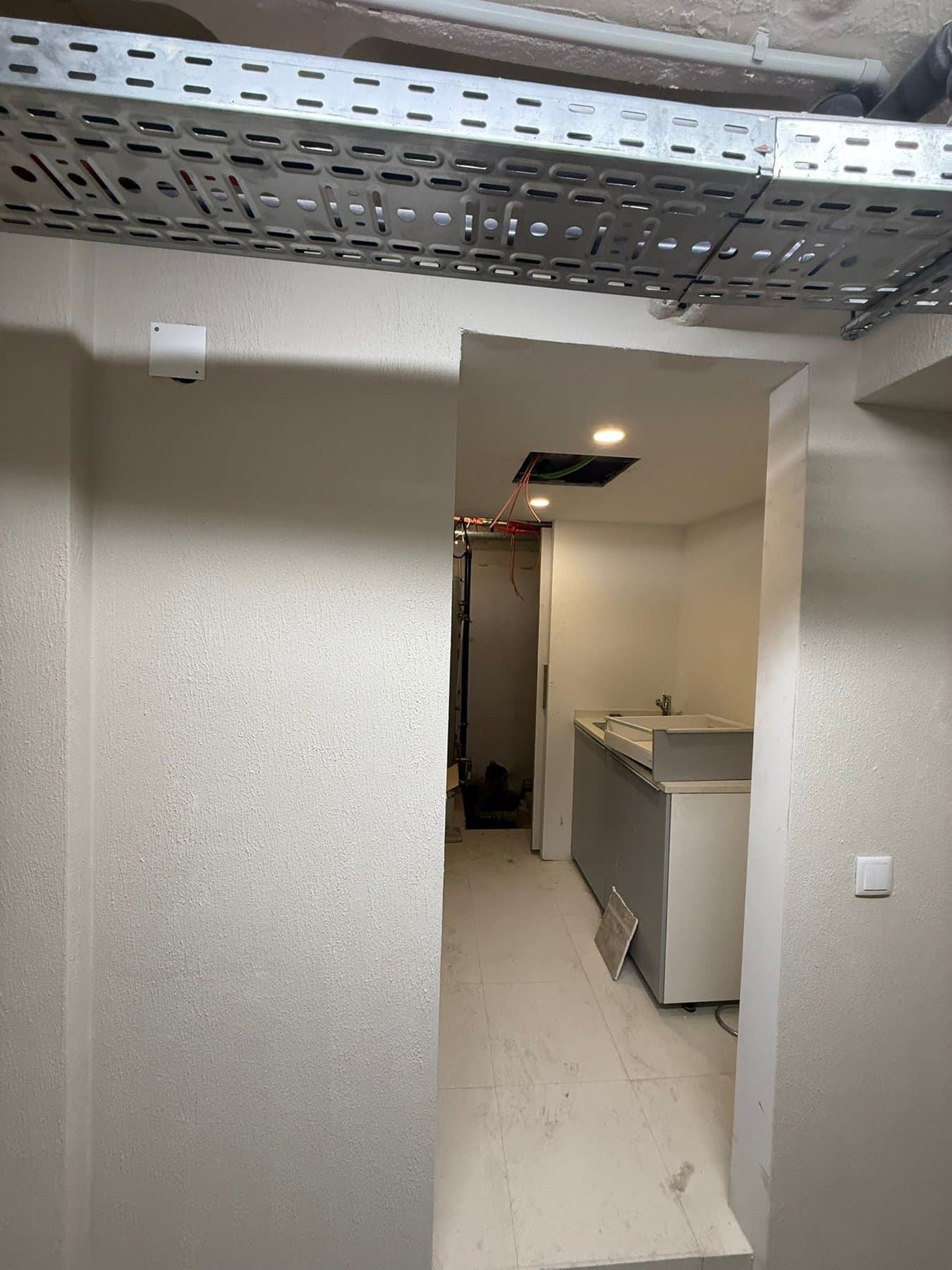 Finished circulation, tray left accessible