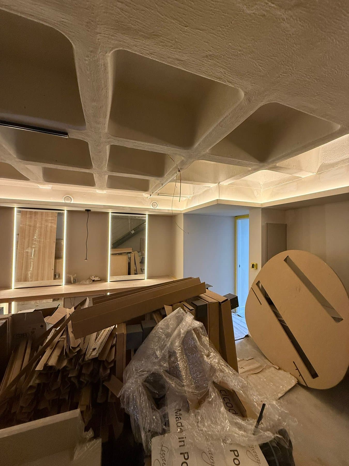 Detailed ceiling with recessed lighting