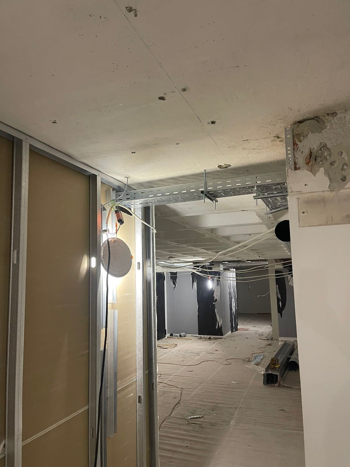 Ceiling structure before closing up