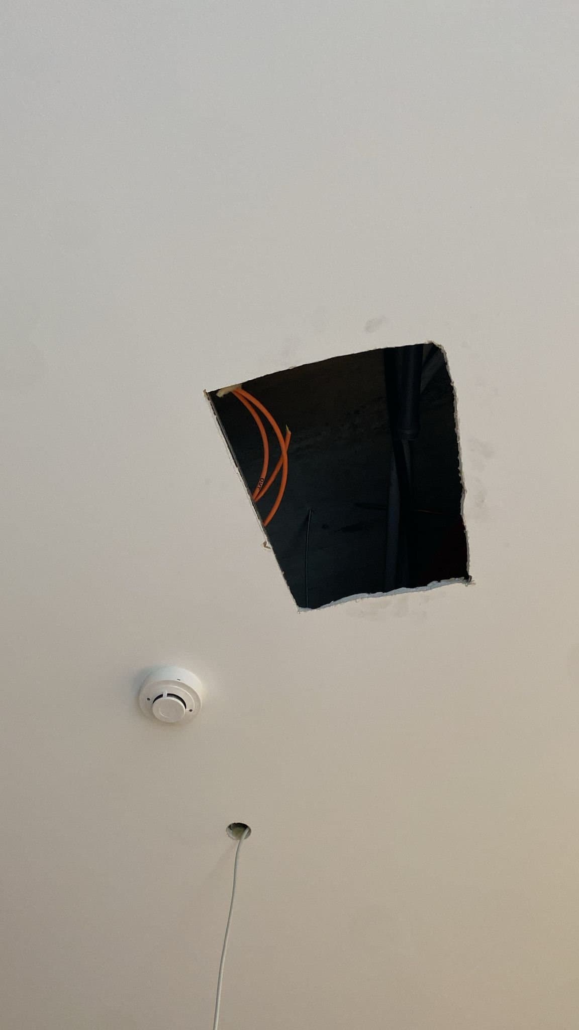 Fire detector mounted on the ceiling