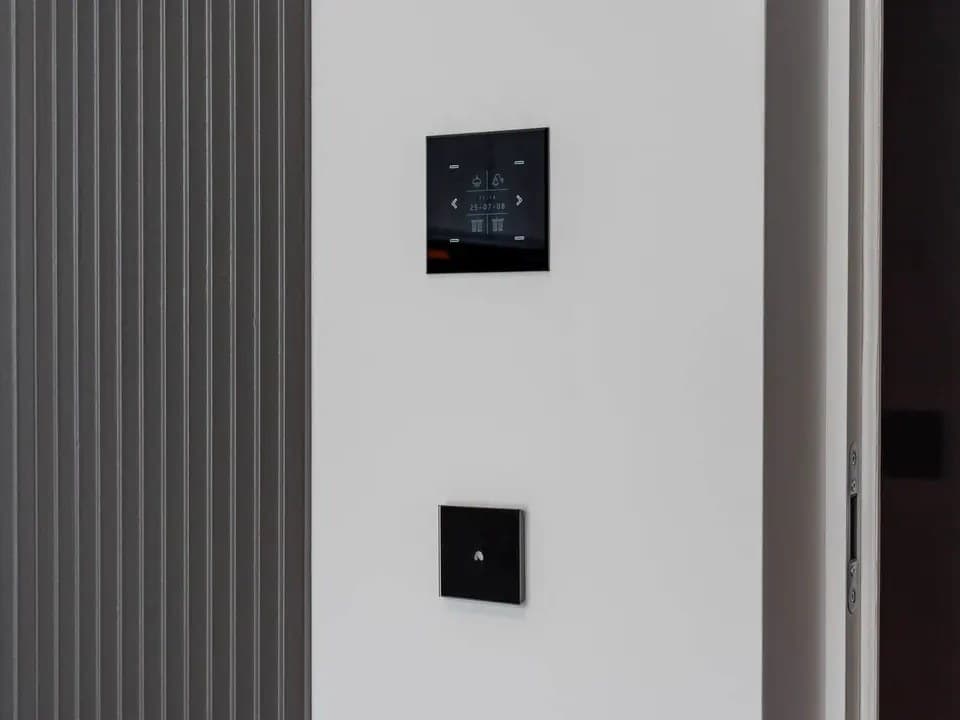 Painel AMPIO de parede, com o interruptor a condizer