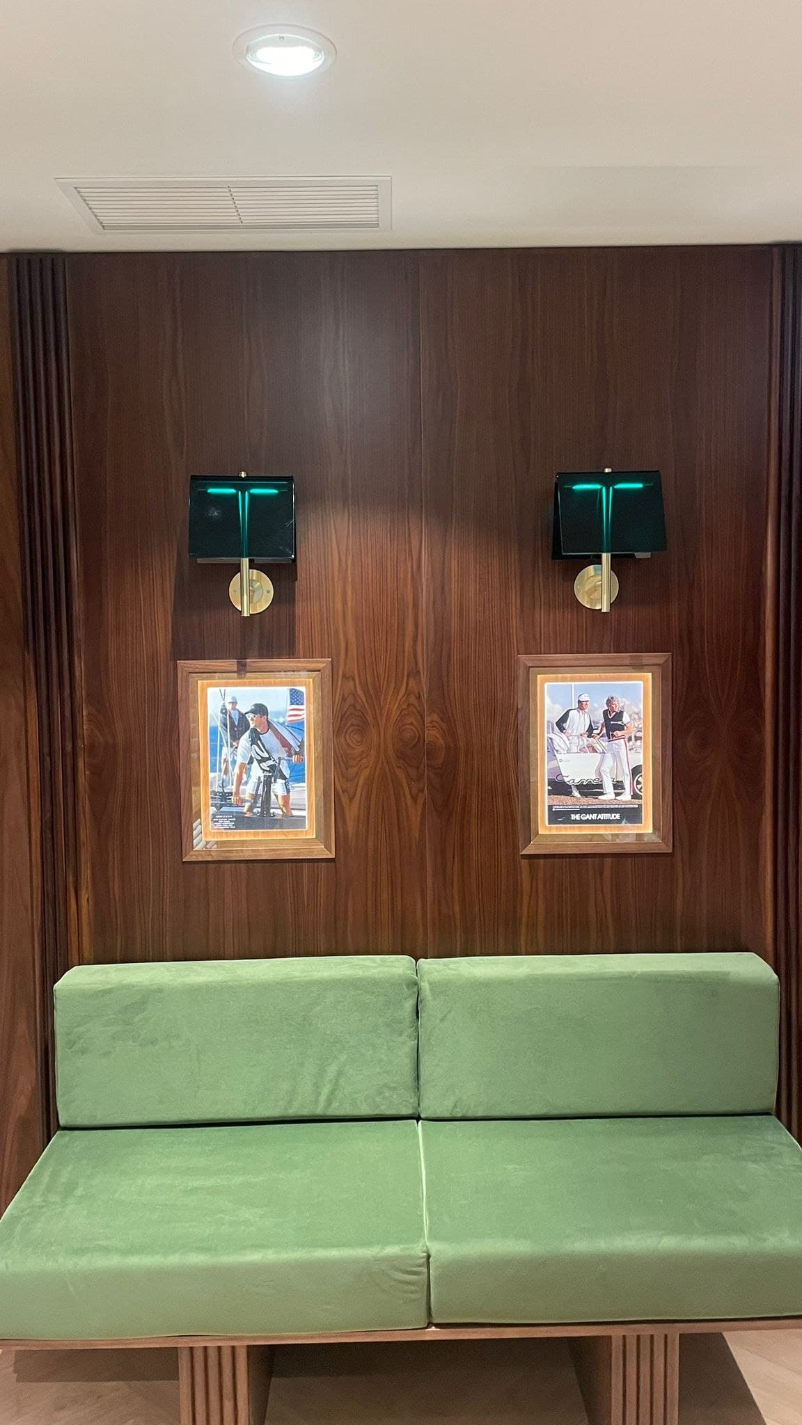 Apliques sobre painel de madeira, numa zona de espera