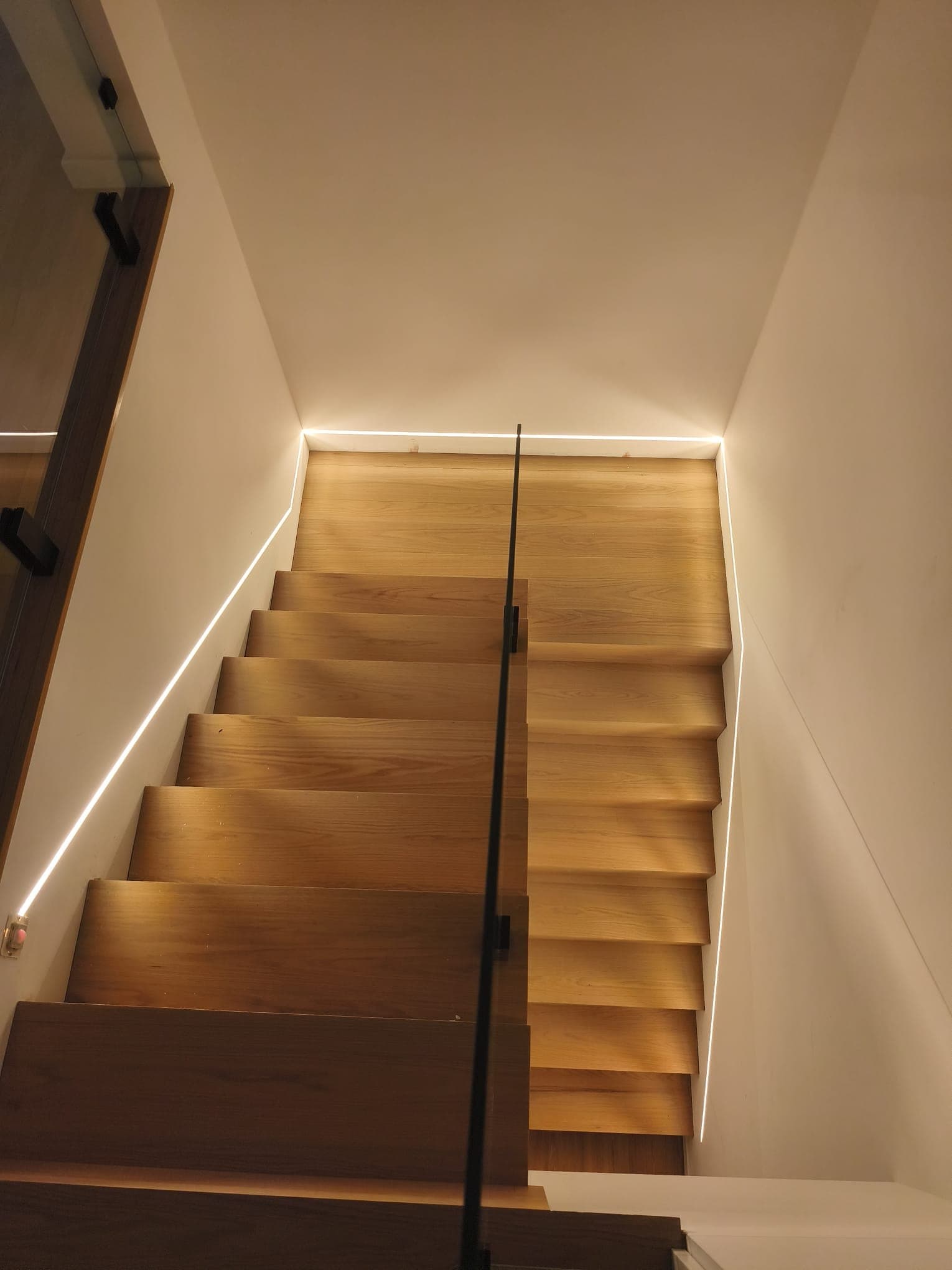 Escada com luz indireta ao longo de todo o lanço