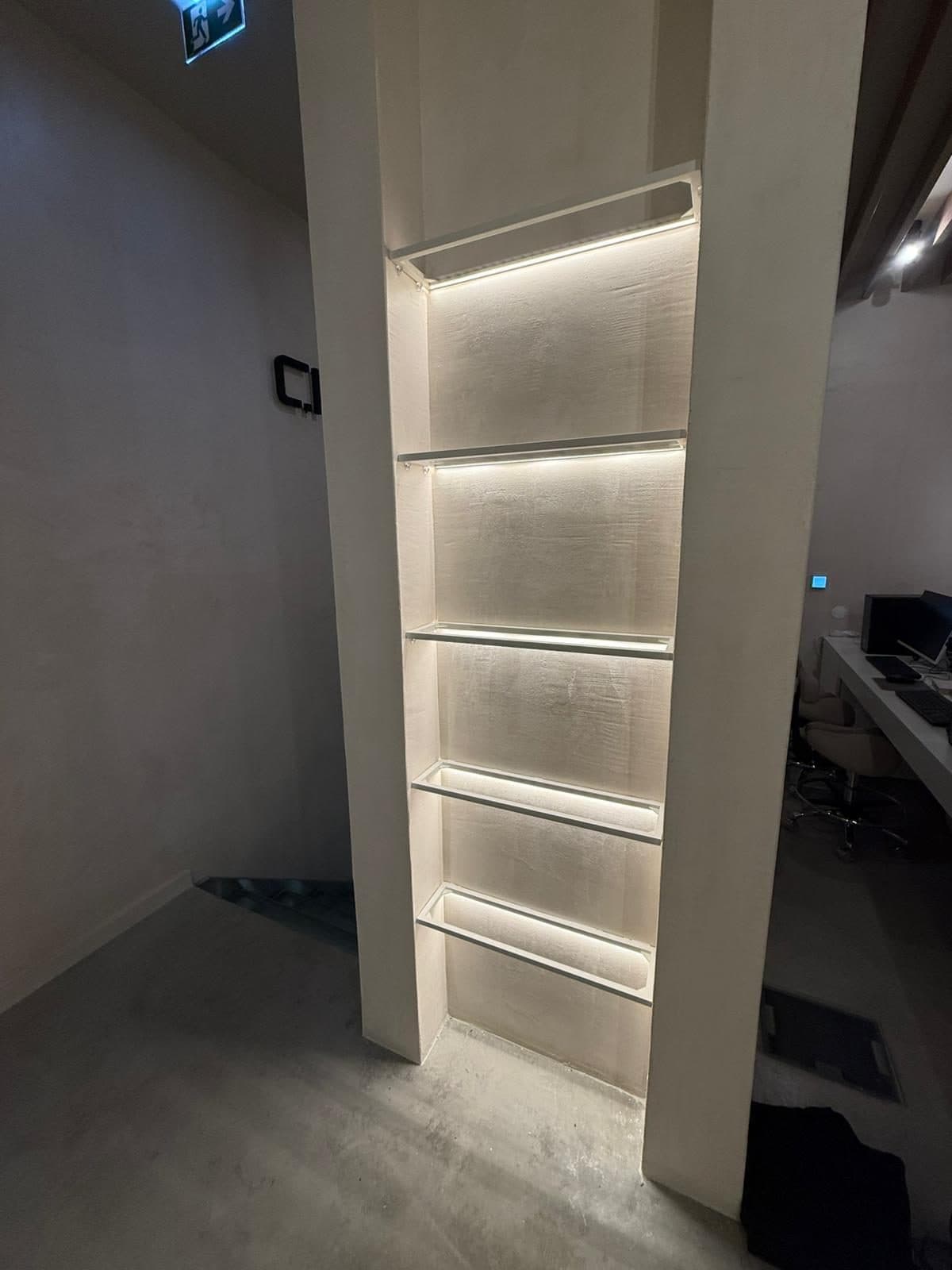 Coluna com prateleiras e perfis LED embutidos