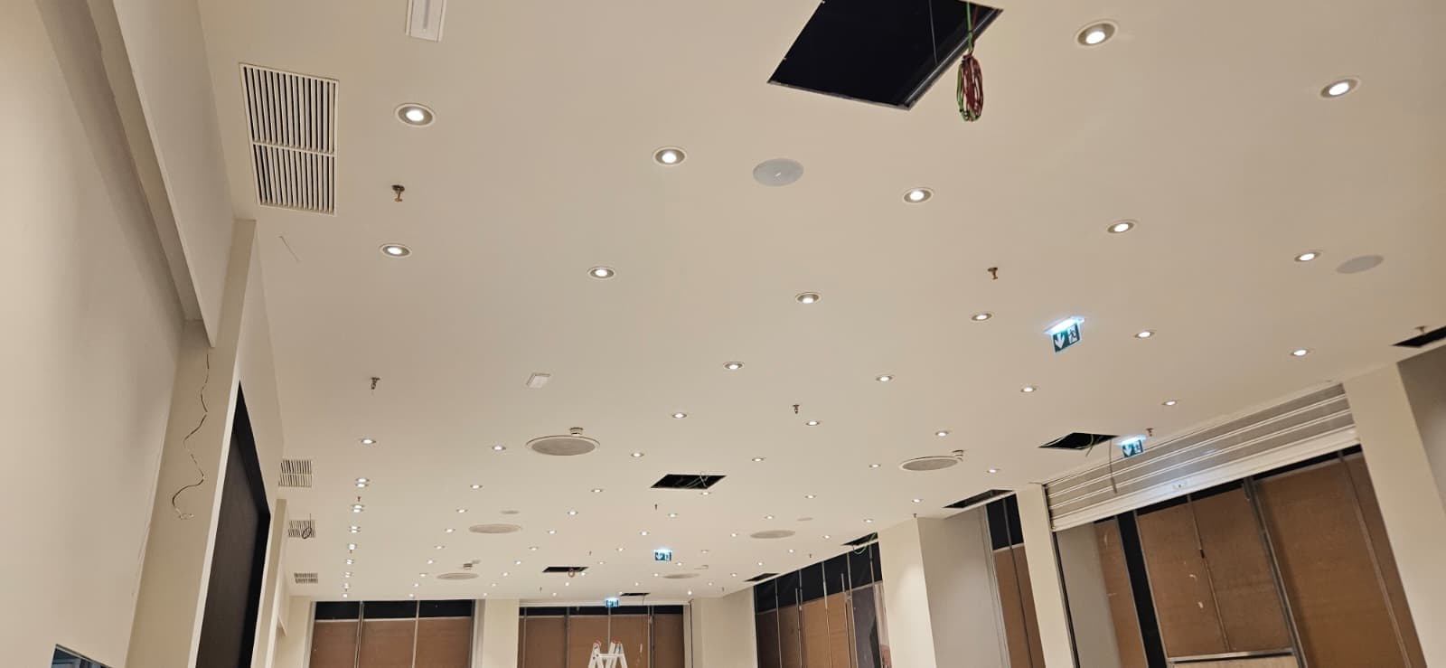 Espaço comercial com focos embutidos e iluminação de emergência