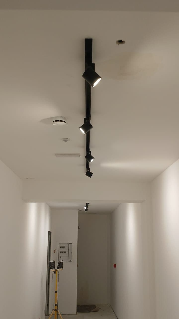 Corredor com calha de focos