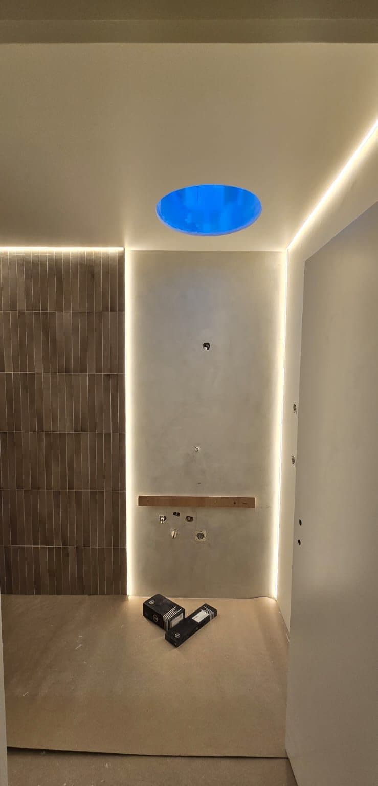 Casa de banho com perfis LED nas esquinas
