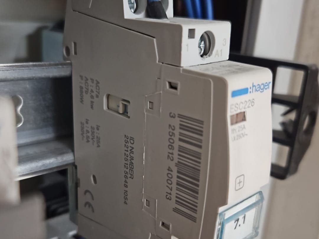 Contactor e proteções na calha, numerados um a um