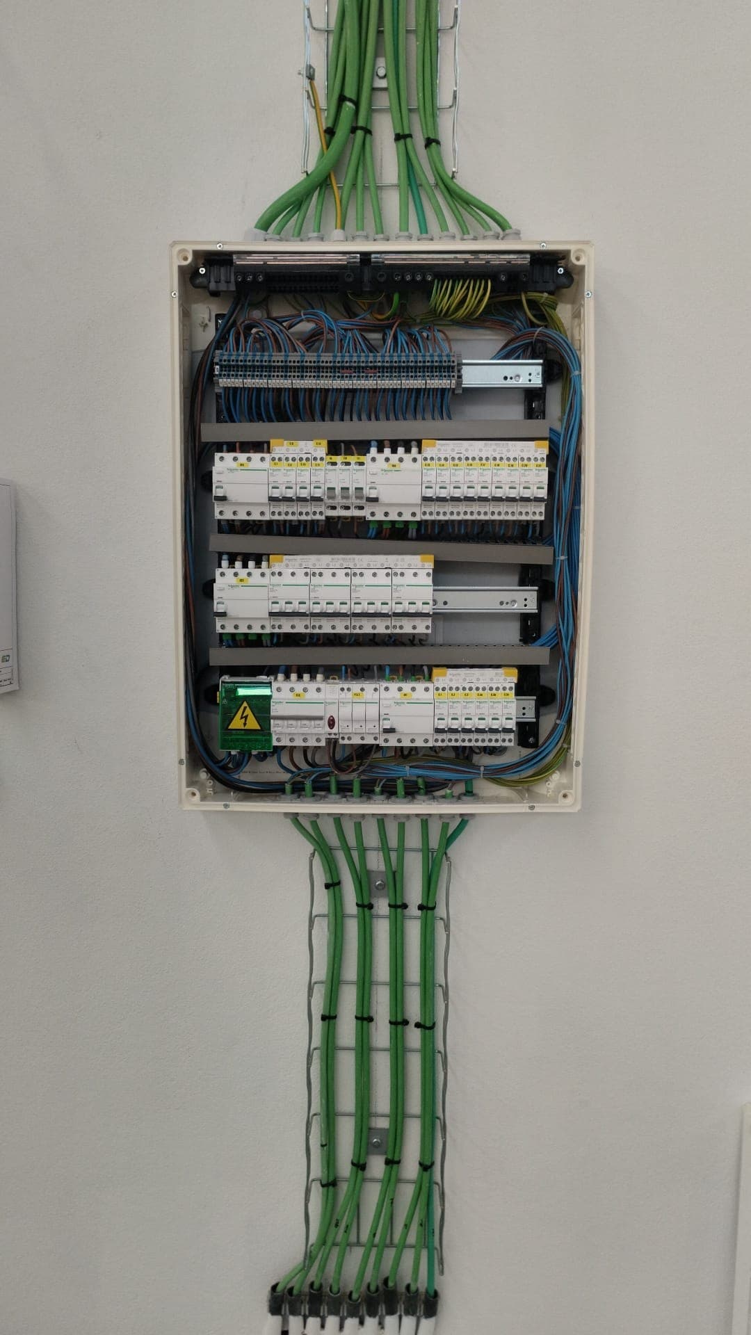 Quadro aberto, circuito a circuito, com a tubagem à vista