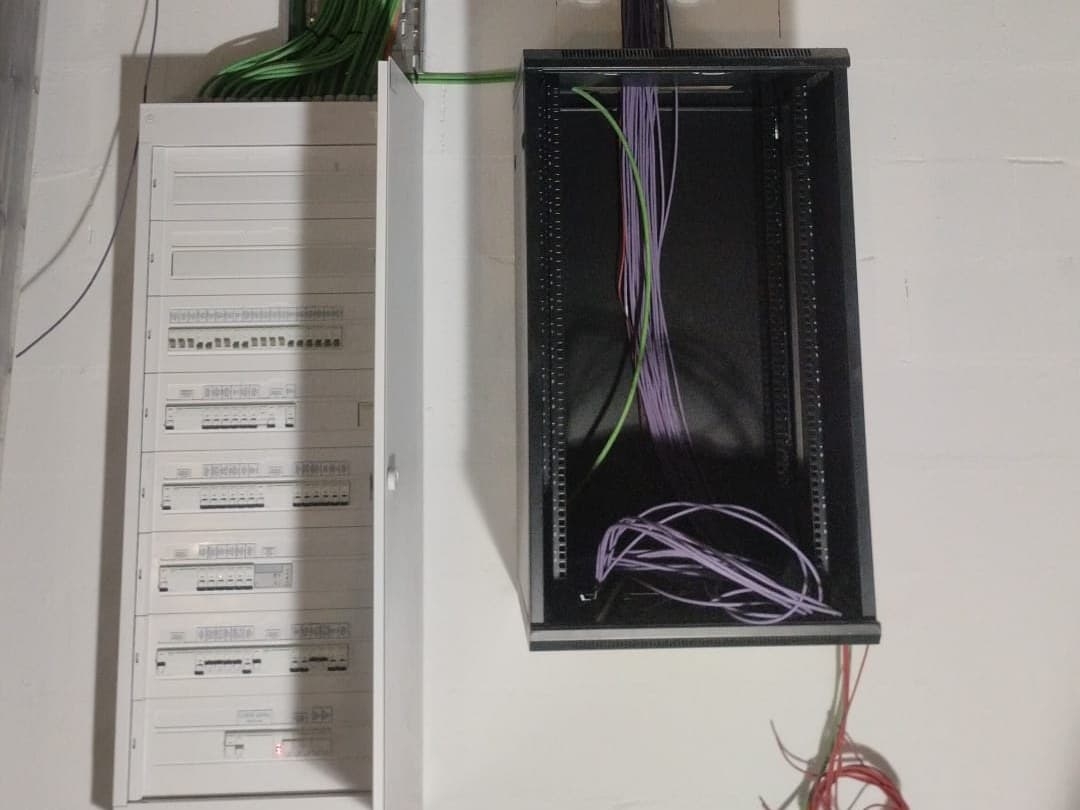 Quadro e bastidor de comunicações lado a lado, ainda em obra
