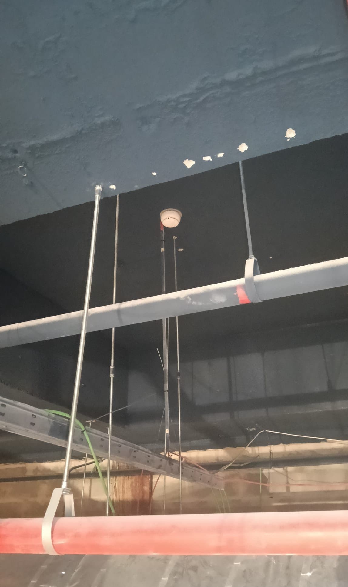 Instalação no tecto técnico